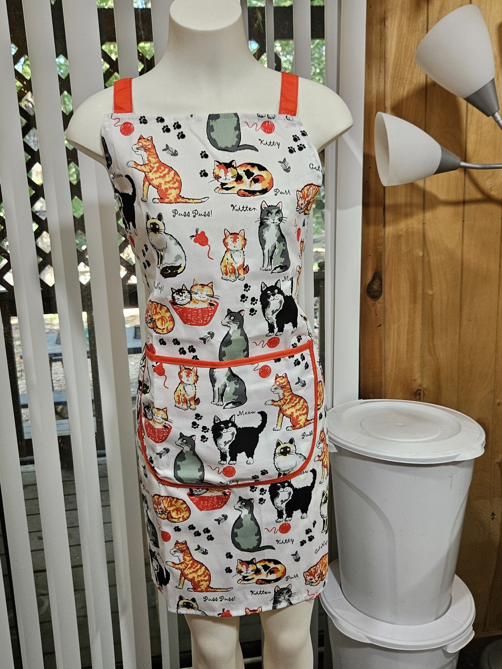 CAT LOVER Novelty Kitchen Apron Front Pocket Red Trim All Over Kitten Print - Picture 10 of 10